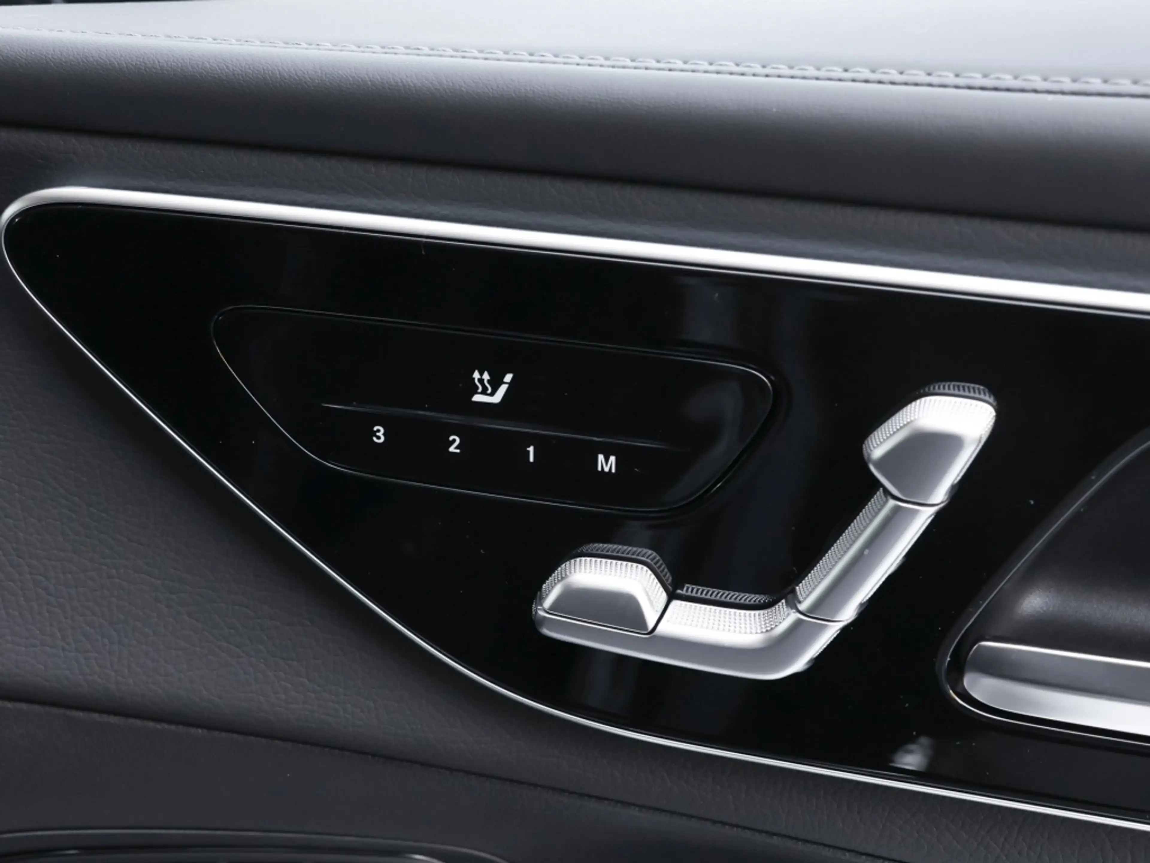 Mercedes-Benz GLC 200 d 4M AMG-Sport/Pano/Distr/Memo/AHK/360° — photo 8