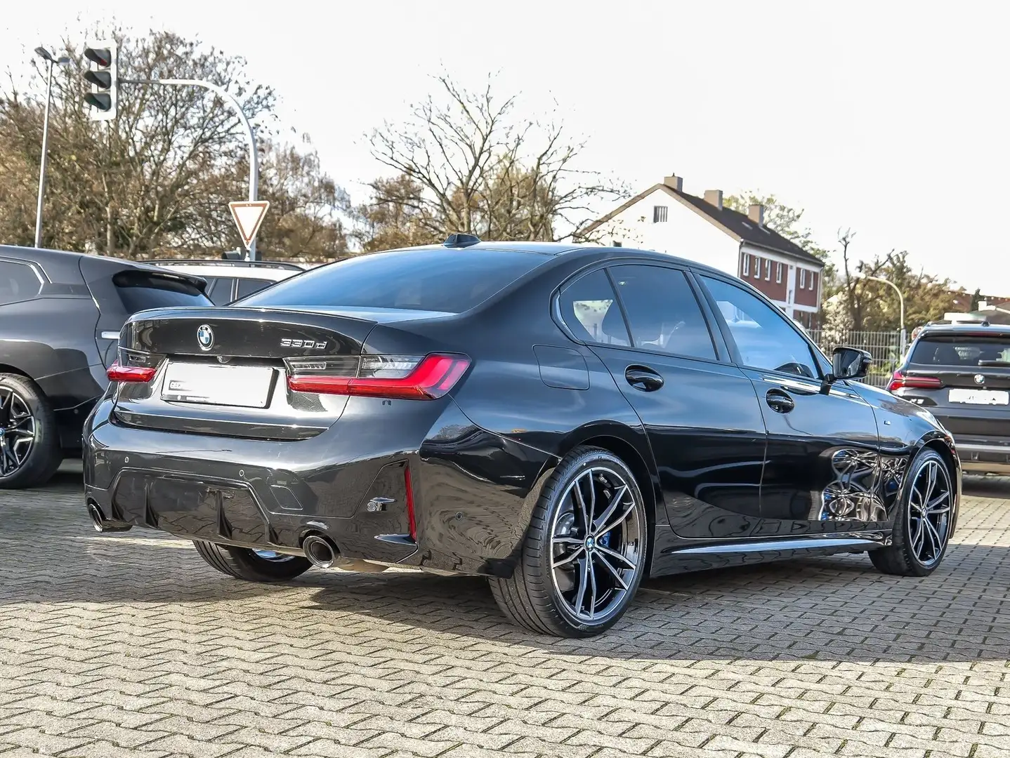 BMW 330 d Limousine M Sport Pro HuD Glasd. ACC LED RFK HiF Schwarz - 2