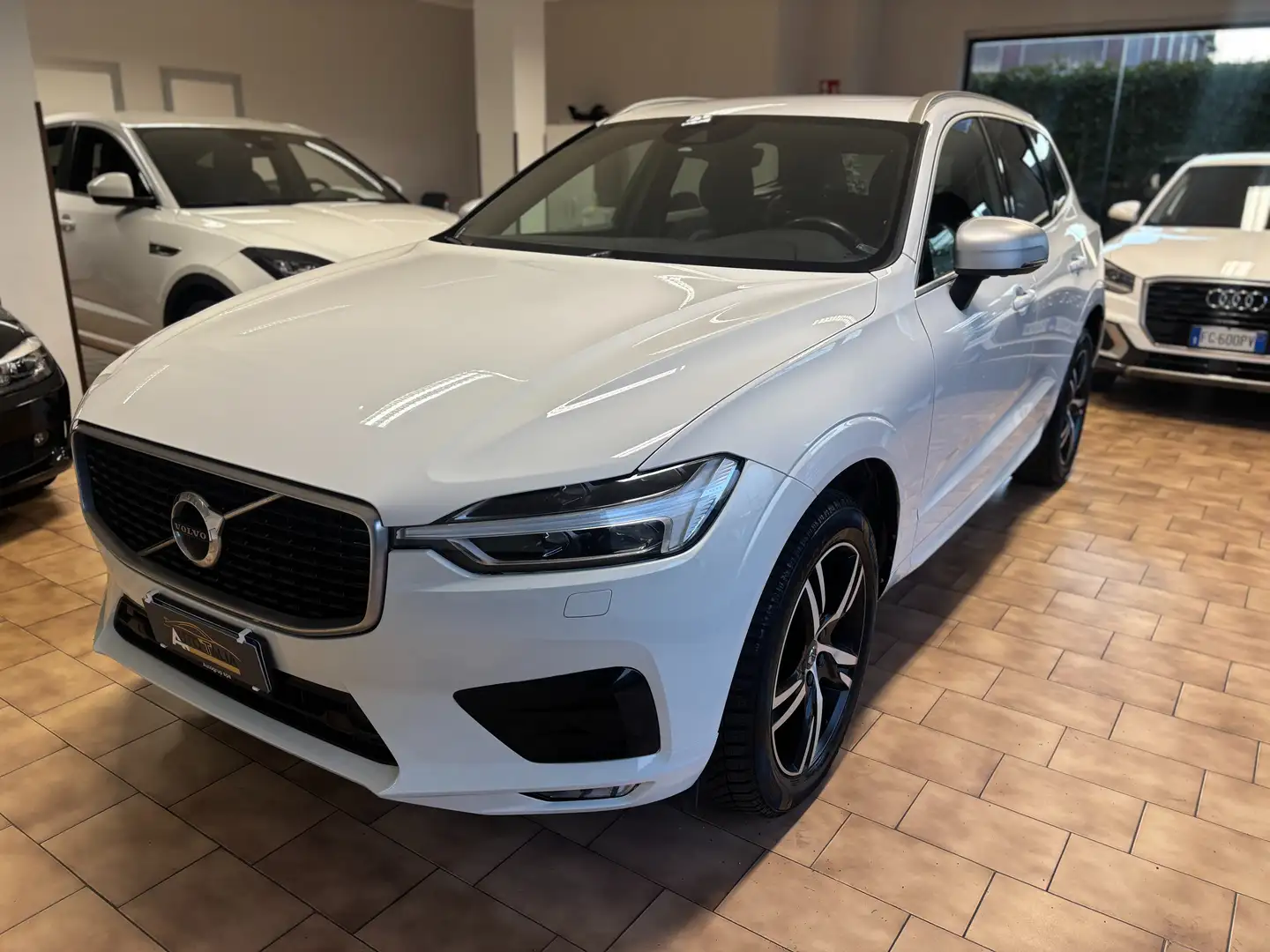 Volvo XC60 2.0 D4 AWD R-design TAGLIANDI CERTIFICATI* Bianco - 1