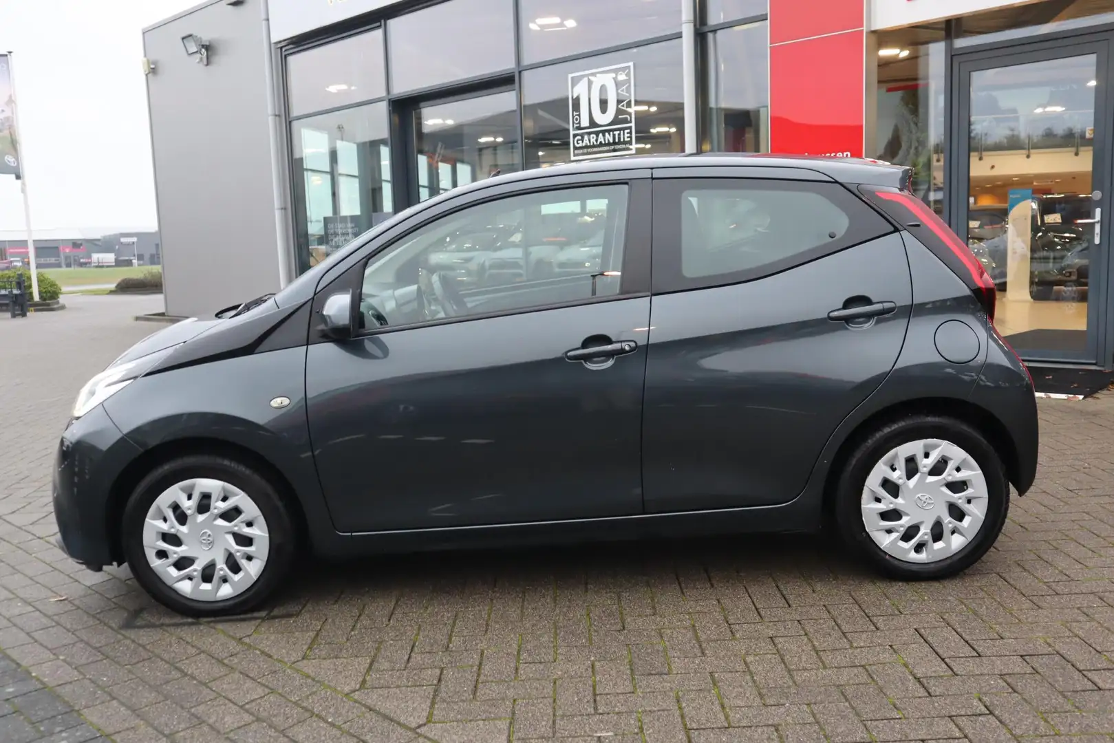 Toyota Aygo X X-PLAY 5-DEURS AFN-TREKHAAK AIRCO CARPLAY CAMERA A Grau - 2