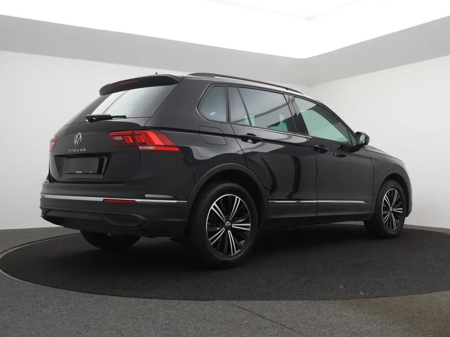 Volkswagen Tiguan Tiguan 1.5TSI Life 150PK *APP CONNECT*BLTH*PDC*CAMERA*DIGITAL DASHBOARD*... Schwarz - 2