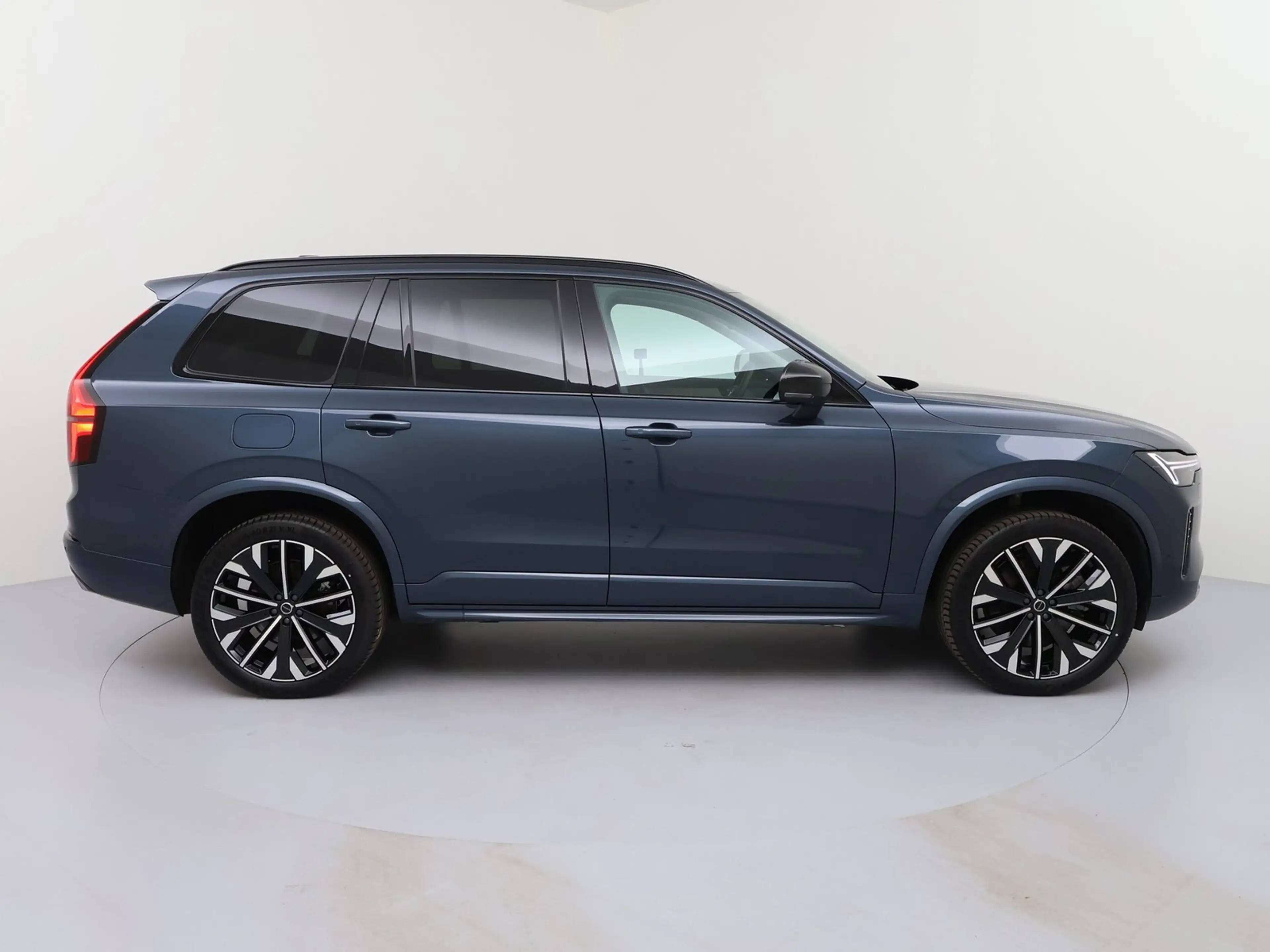 Volvo XC90 T8 Plus Dark Plug-In Hybrid AWD MATRIX-LED — photo 4