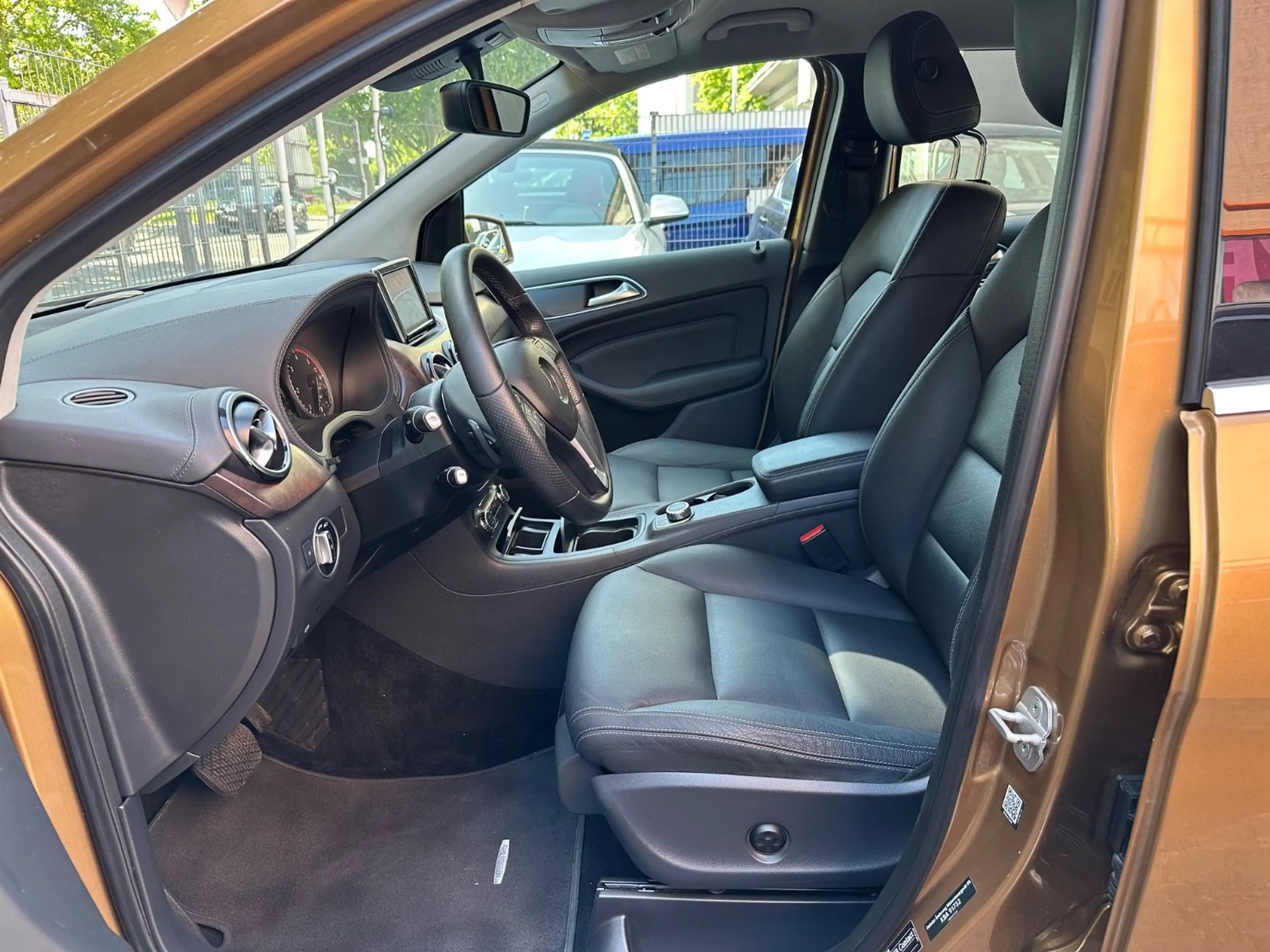 Mercedes-Benz B 200 CDI Leder/ Navi/ Kamera / 1.Hand !! — photo 12