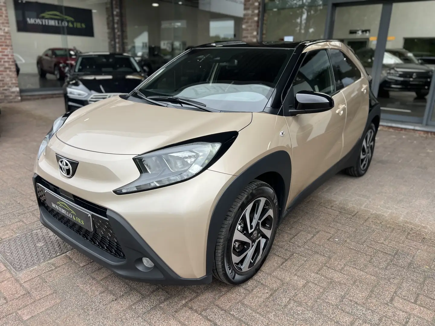Toyota Aygo X X 1.0i VVT-i pulse CVT***9 ANS DE GARANTIE*** Beige - 2