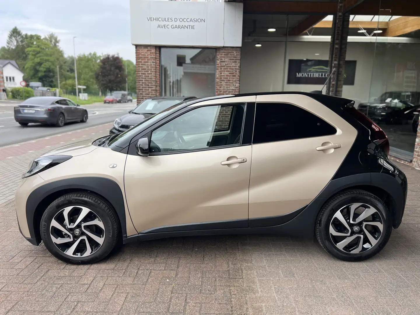 Toyota Aygo X X 1.0i VVT-i pulse CVT***9 ANS DE GARANTIE*** Beige - 1