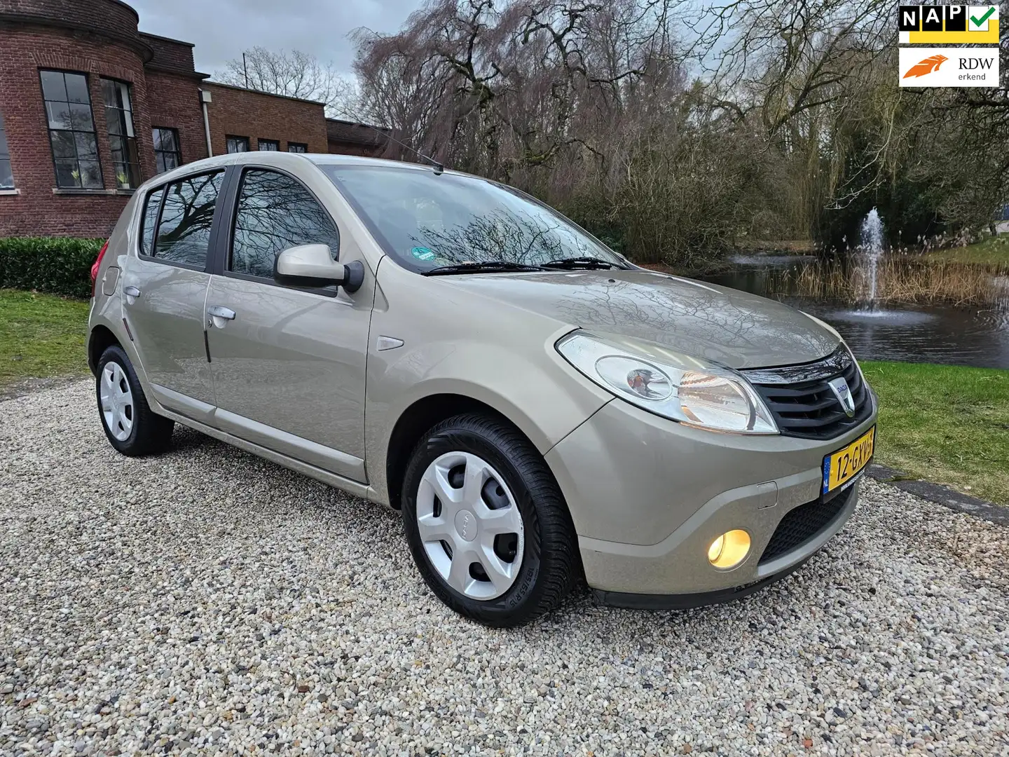 Dacia Sandero 1.6 Lauréate AIRCO *apk:06-2026* Gris - 1