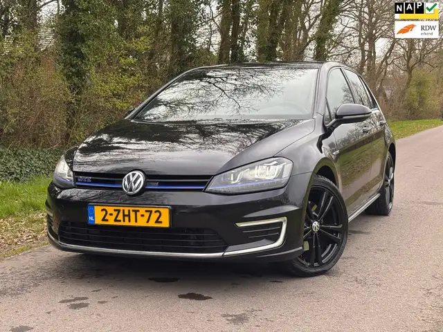 Volkswagen Golf GTE 1.4 TSI | DSG + Cruise control + Navi Nu € 9.999,-