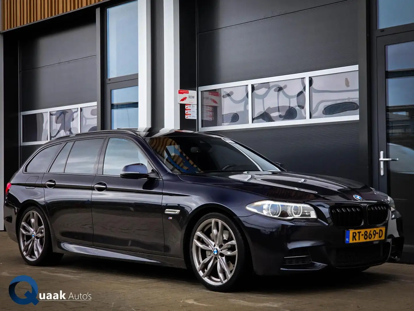 BMW 525 5-serie Touring 525d M-Sport | PANO | SOFTCLOSE | Zwart - 1