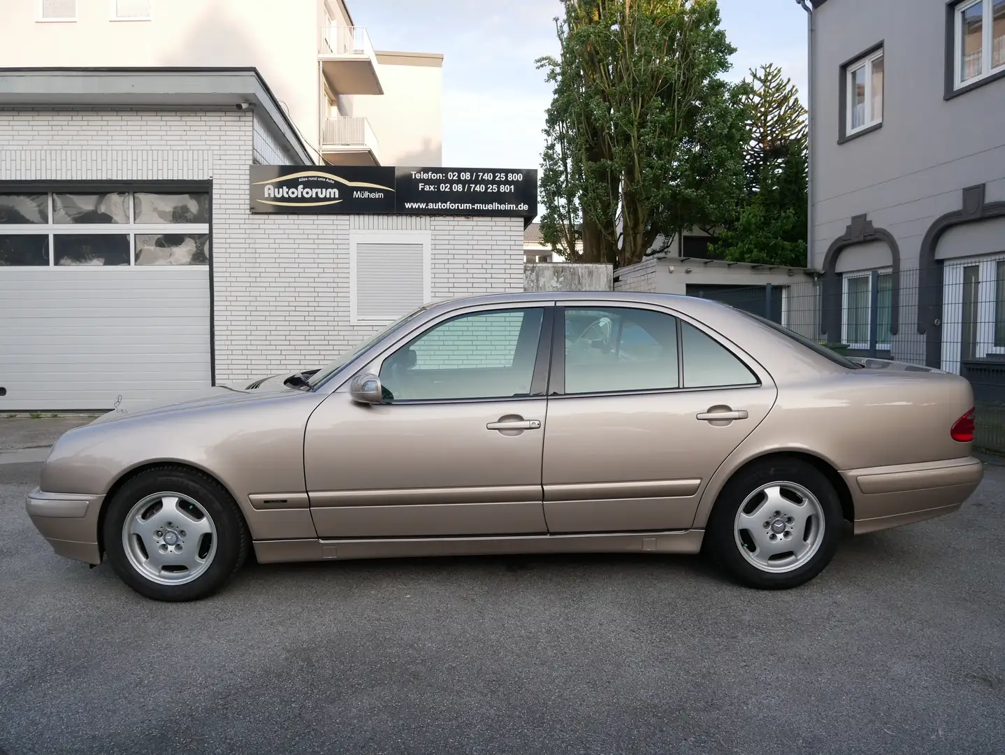 Mercedes-Benz E 240 Classic 1. Hand BRD Auto Klima el.Sitze ALU ZV FB Zlatá - 2