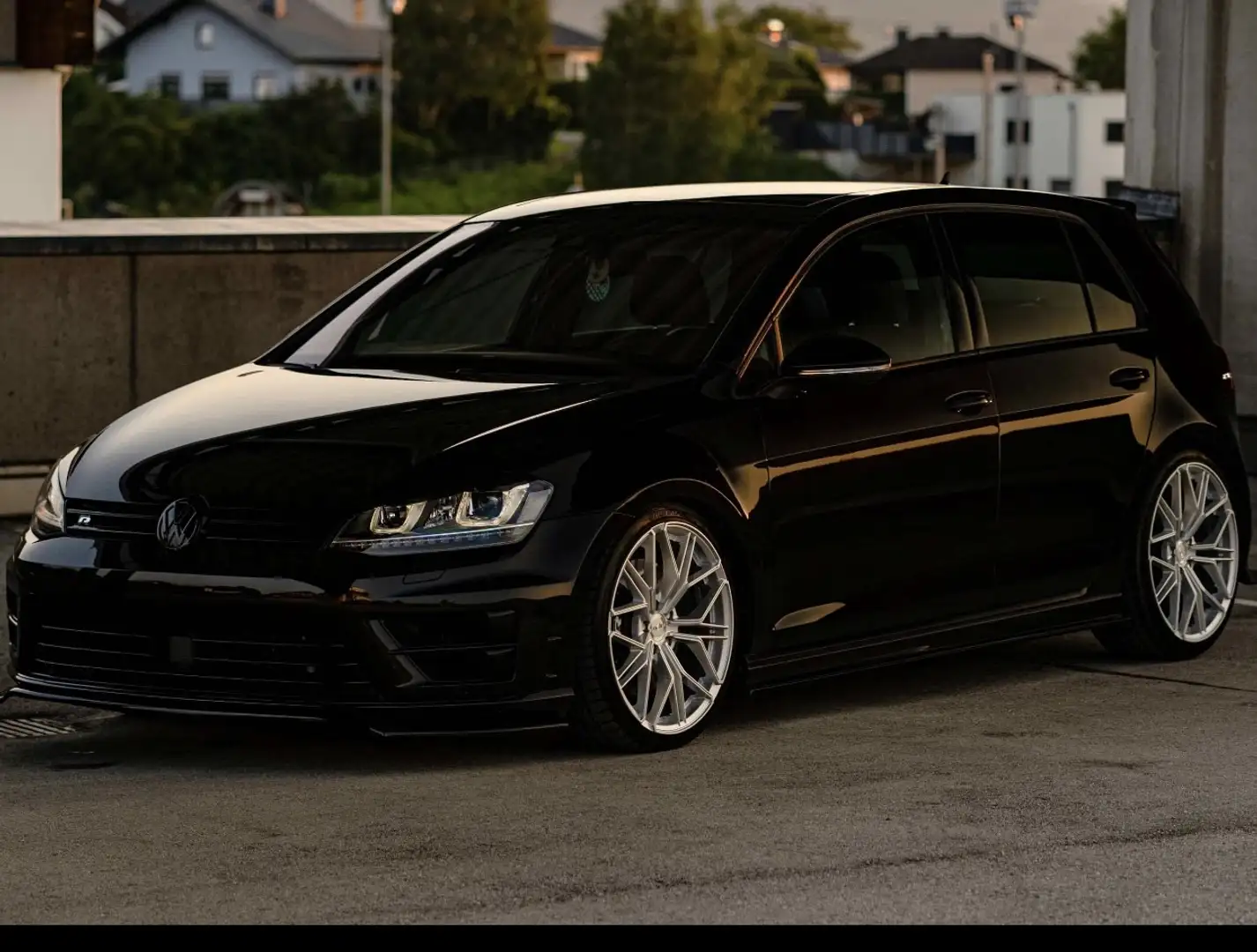 Volkswagen Golf R Schwarz - 1