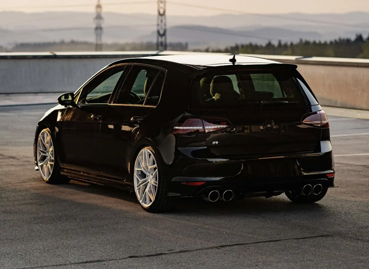 Volkswagen Golf R Schwarz - 2