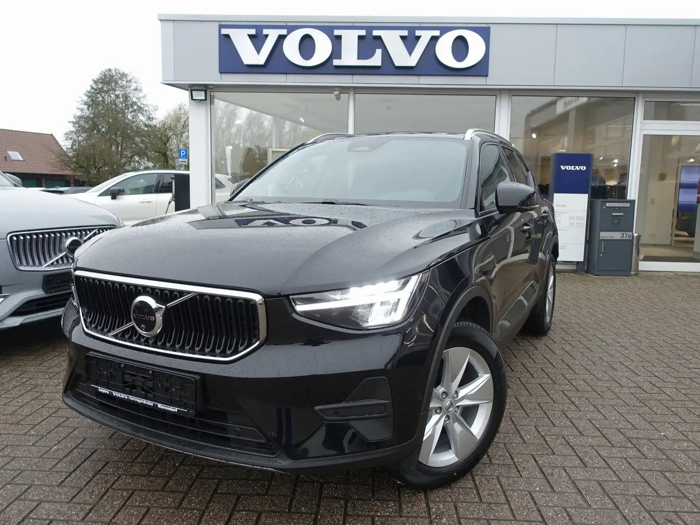 Volvo XC40 Core B3 Mild-Hybrid/BLIS/360°/Carplay Schwarz - 1