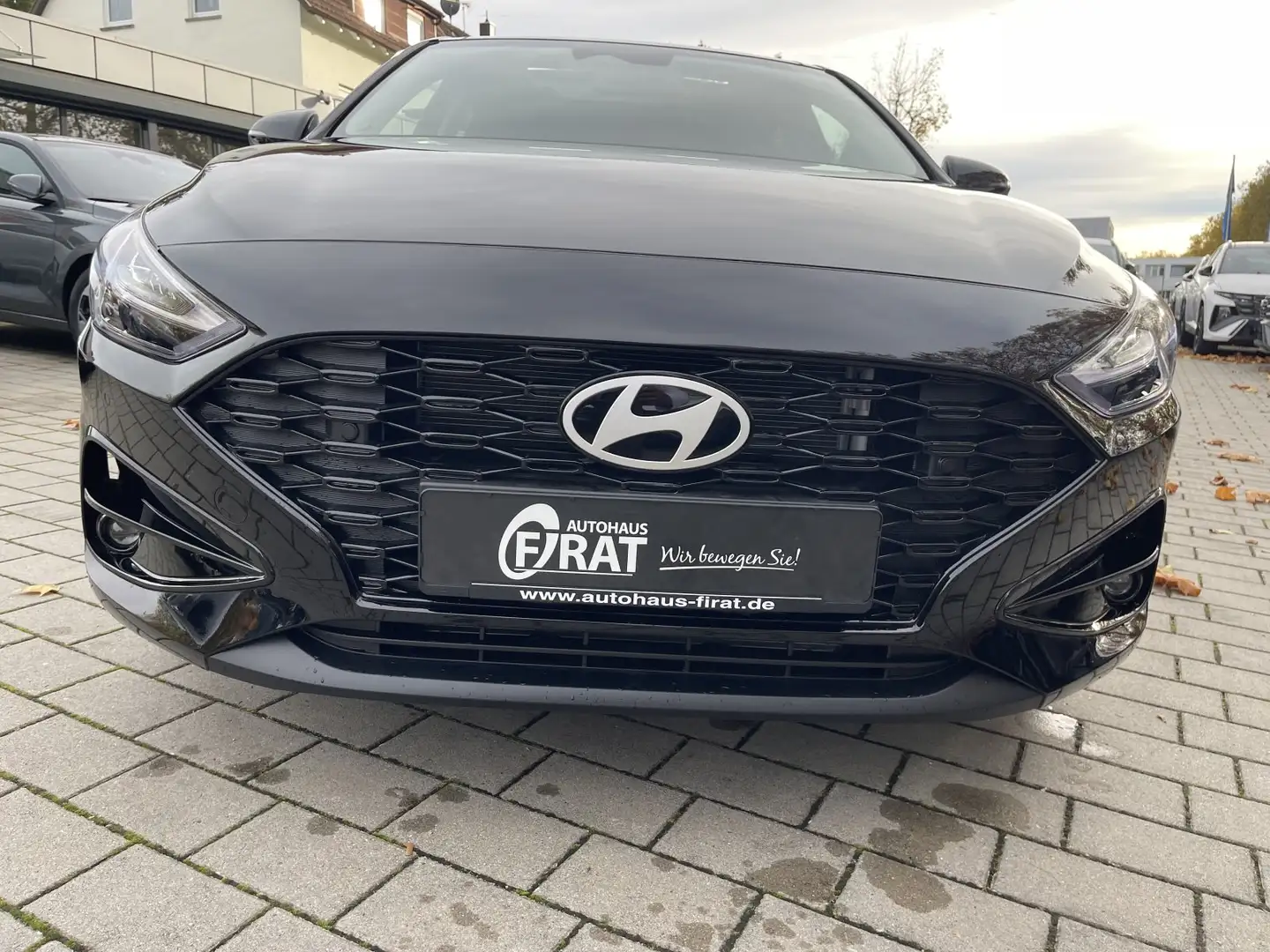 Hyundai i30 i30 1,5 T-GDi FastBack R-Kamera/PDC Schwarz - 2