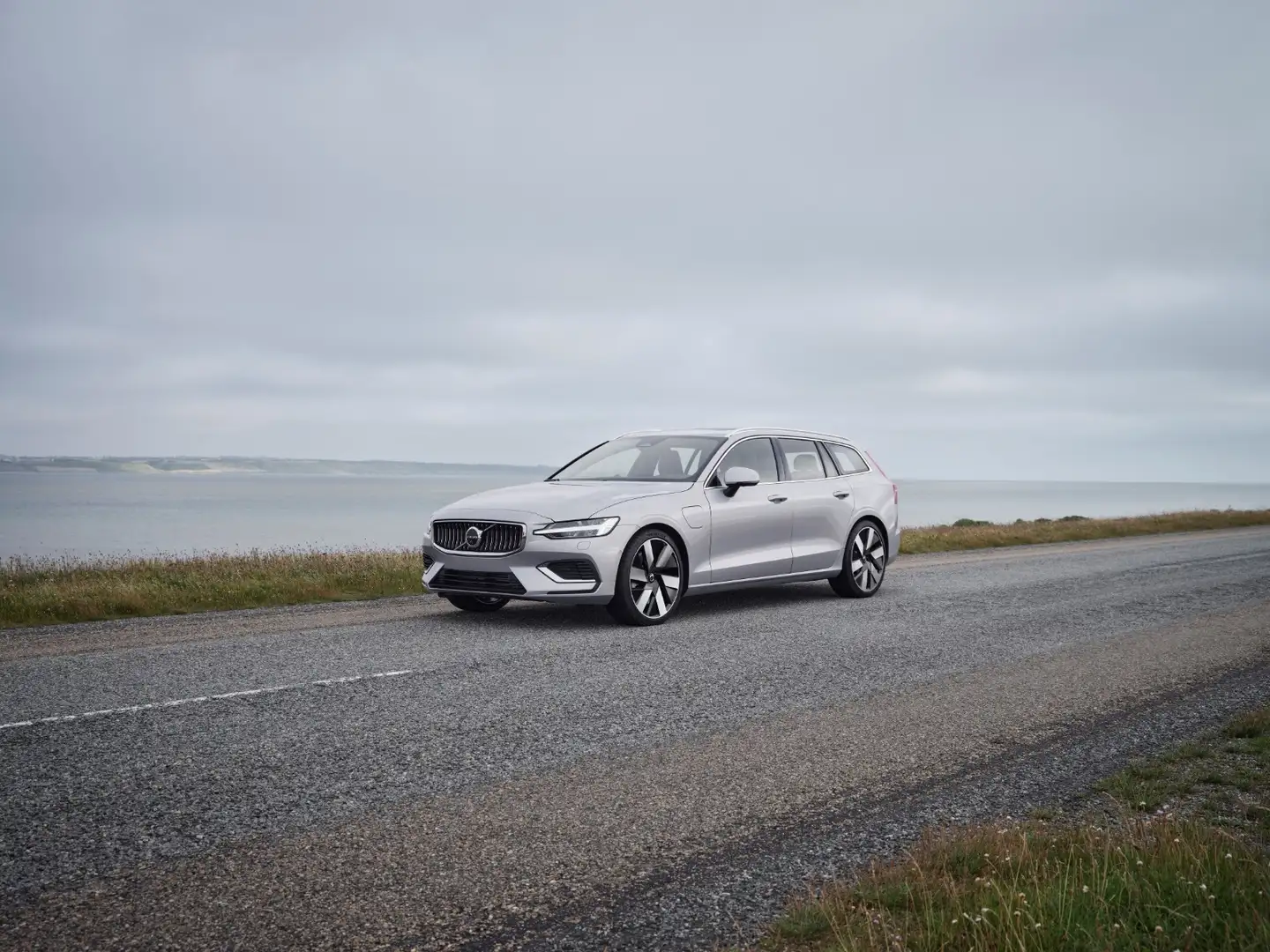Volvo V60 T8 Plug-in Hybrid AWD Plus Dark Grijs - 2