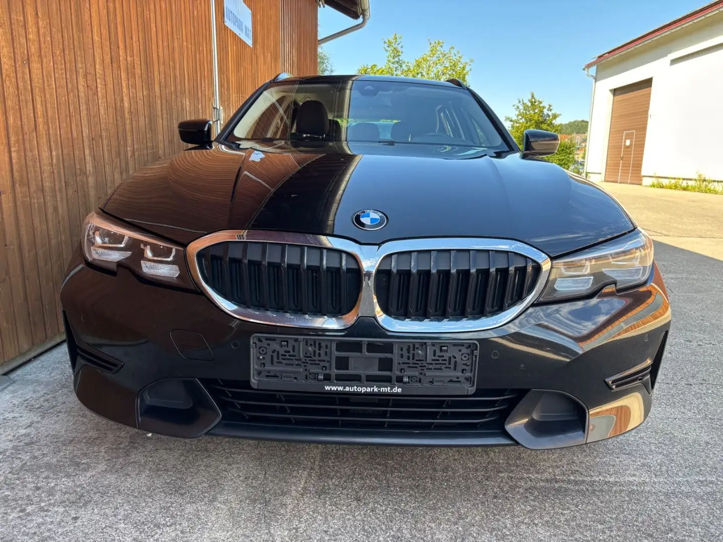 BMW 330 d xDrive Sport Line AHK LED Navi Tempom. SHZ Schwarz - 2