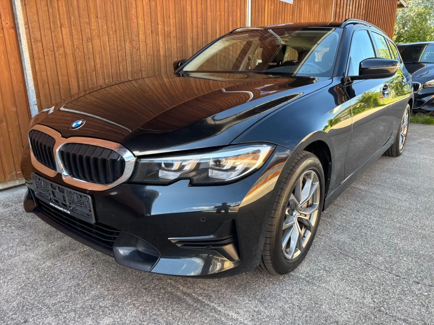 BMW 330 d xDrive Sport Line AHK LED Navi Tempom. SHZ Schwarz - 1