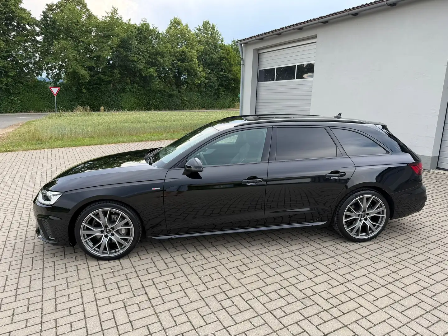 Audi A4 40 TDI S line Competition AHK ACC 19" LED keyless Schwarz - 2