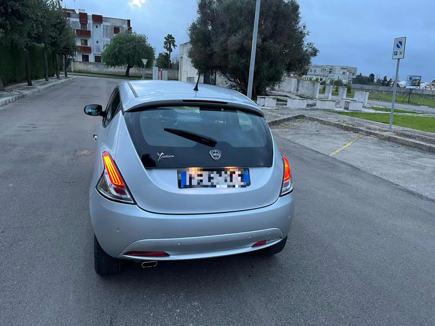Lancia Ypsilon 1.2 69 CV 5 porte S&S Gold Grigio - 2