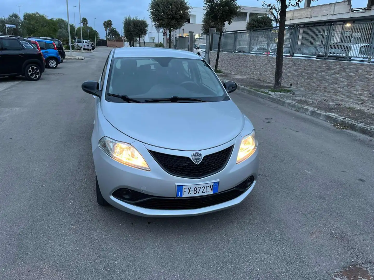 Lancia Ypsilon 1.2 69 CV 5 porte S&S Gold Grigio - 1
