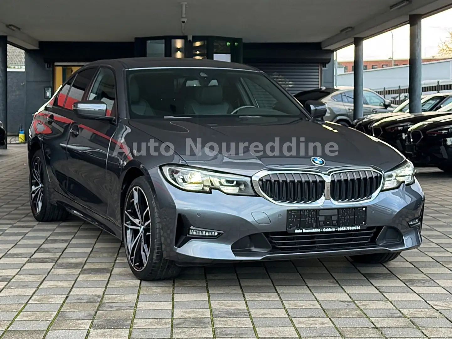 BMW 320 i Limousine Automatik*Leder*Navi*LED*S-Dach* Gris - 1