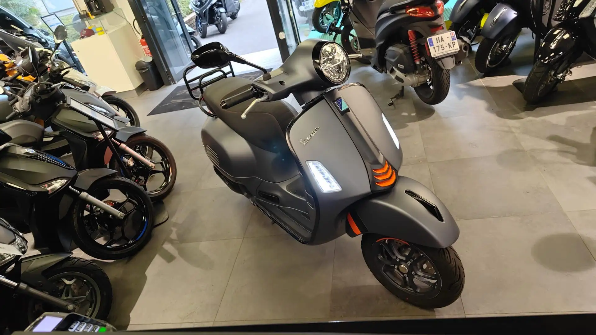 Vespa GTS Super Sport Grijs - 2