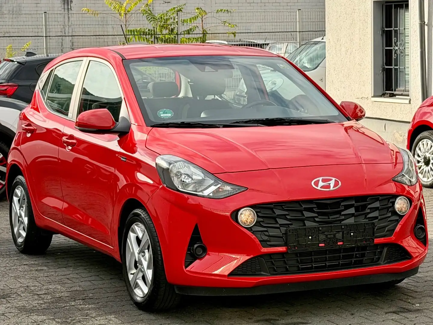 Hyundai i10 Trend Automatik Klima SHZ PDC Rouge - 2