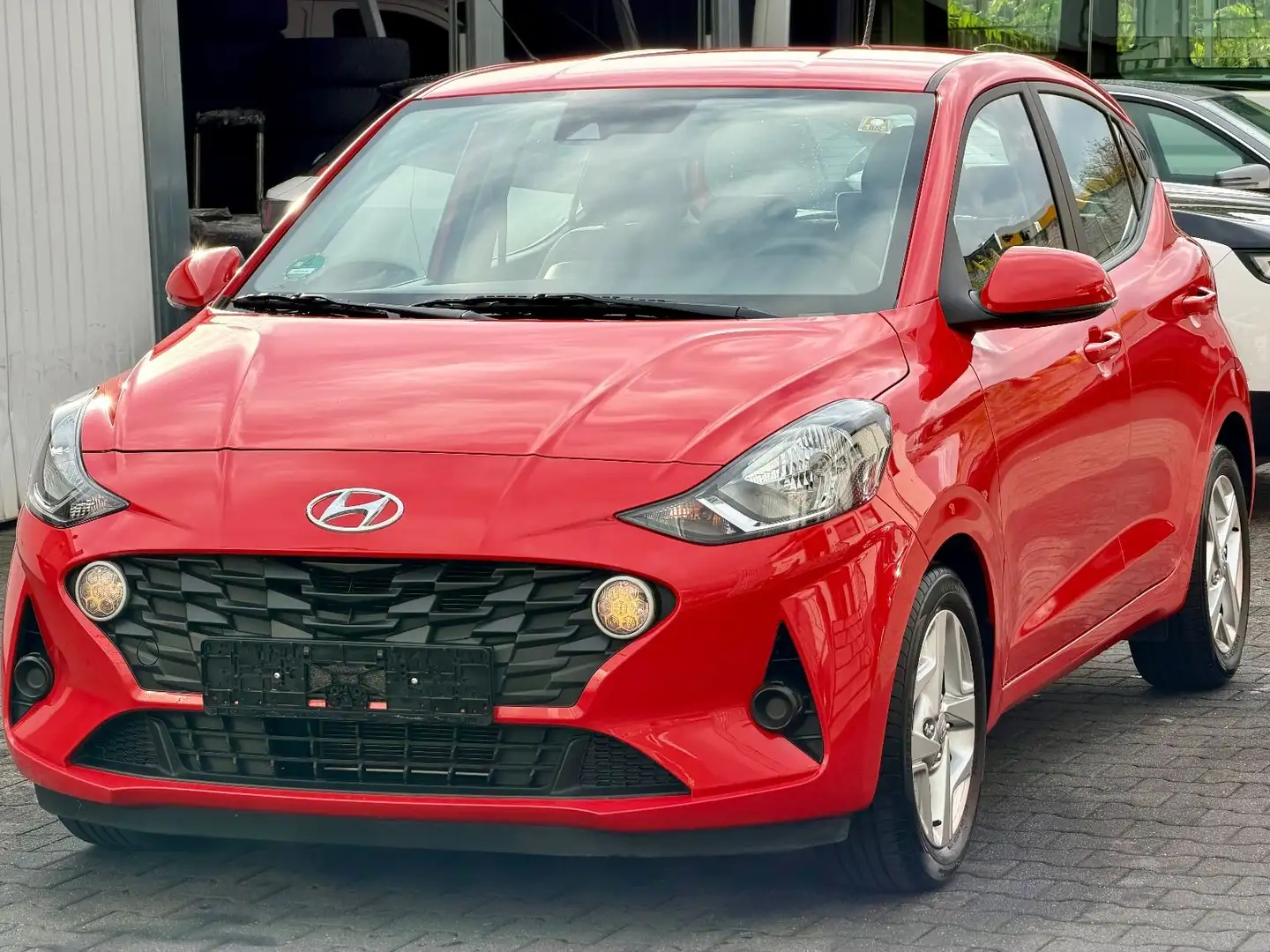 Hyundai i10 Trend Automatik Klima SHZ PDC Rouge - 1