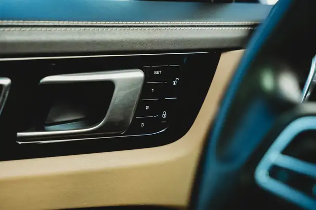 Porsche Cayenne view 11