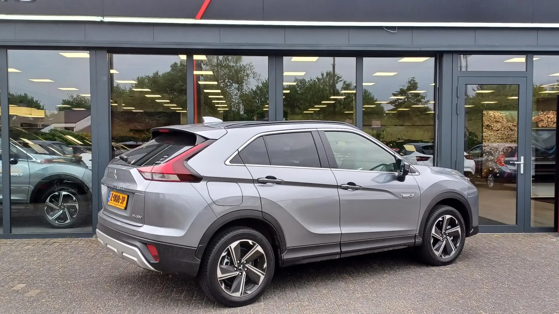 Mitsubishi Eclipse Cross 2.4 PHEV Intense+ DEMO Grijs - 2