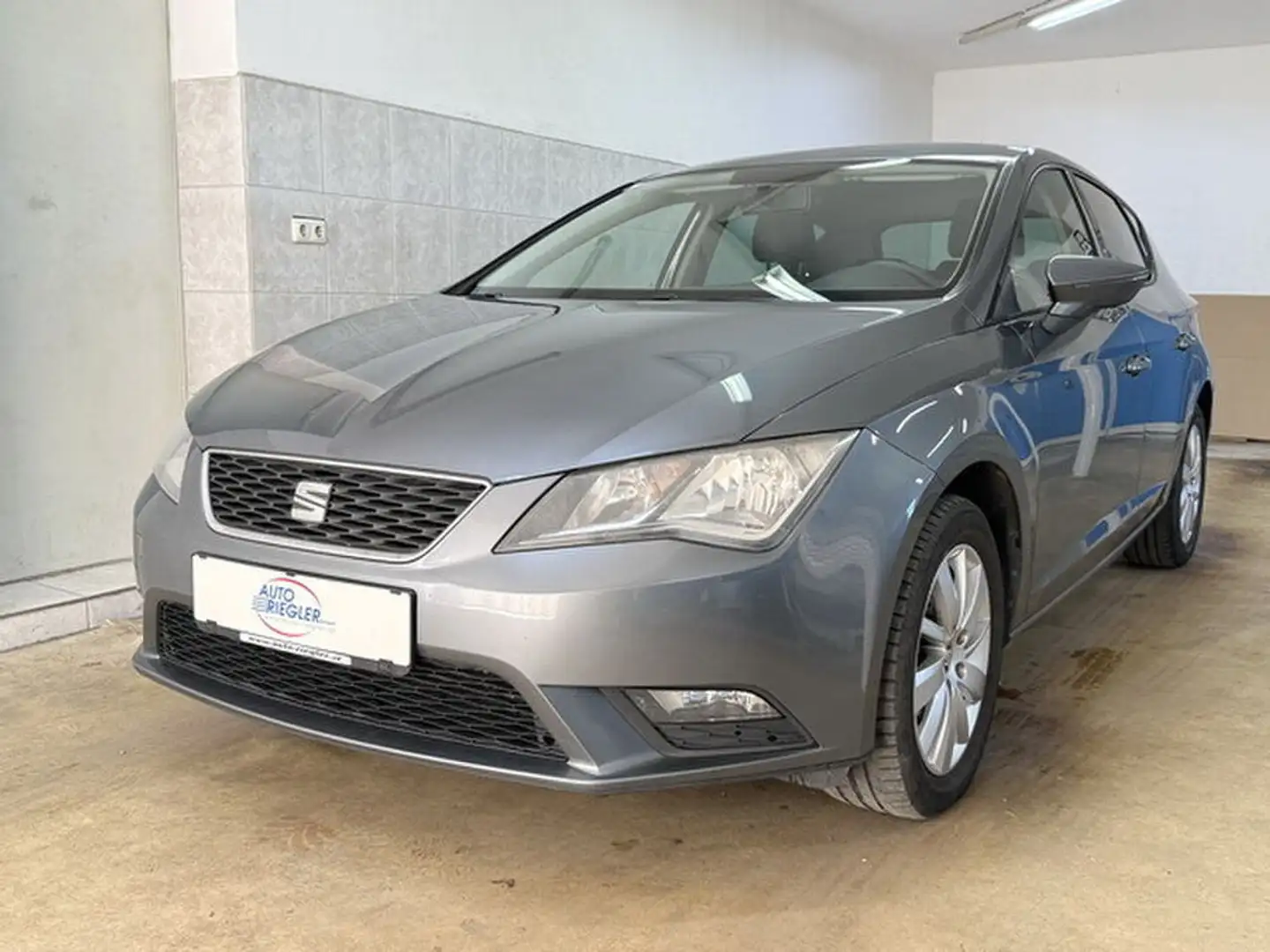 SEAT Leon Reference 1,6 TDi ''Alu-Scheiben dunkel-PDC'' Grau - 1