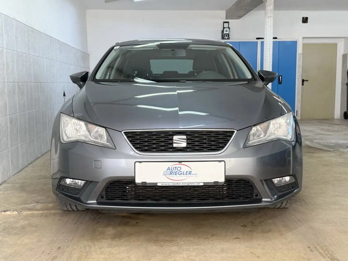 SEAT Leon Reference 1,6 TDi ''Alu-Scheiben dunkel-PDC'' Grau - 2