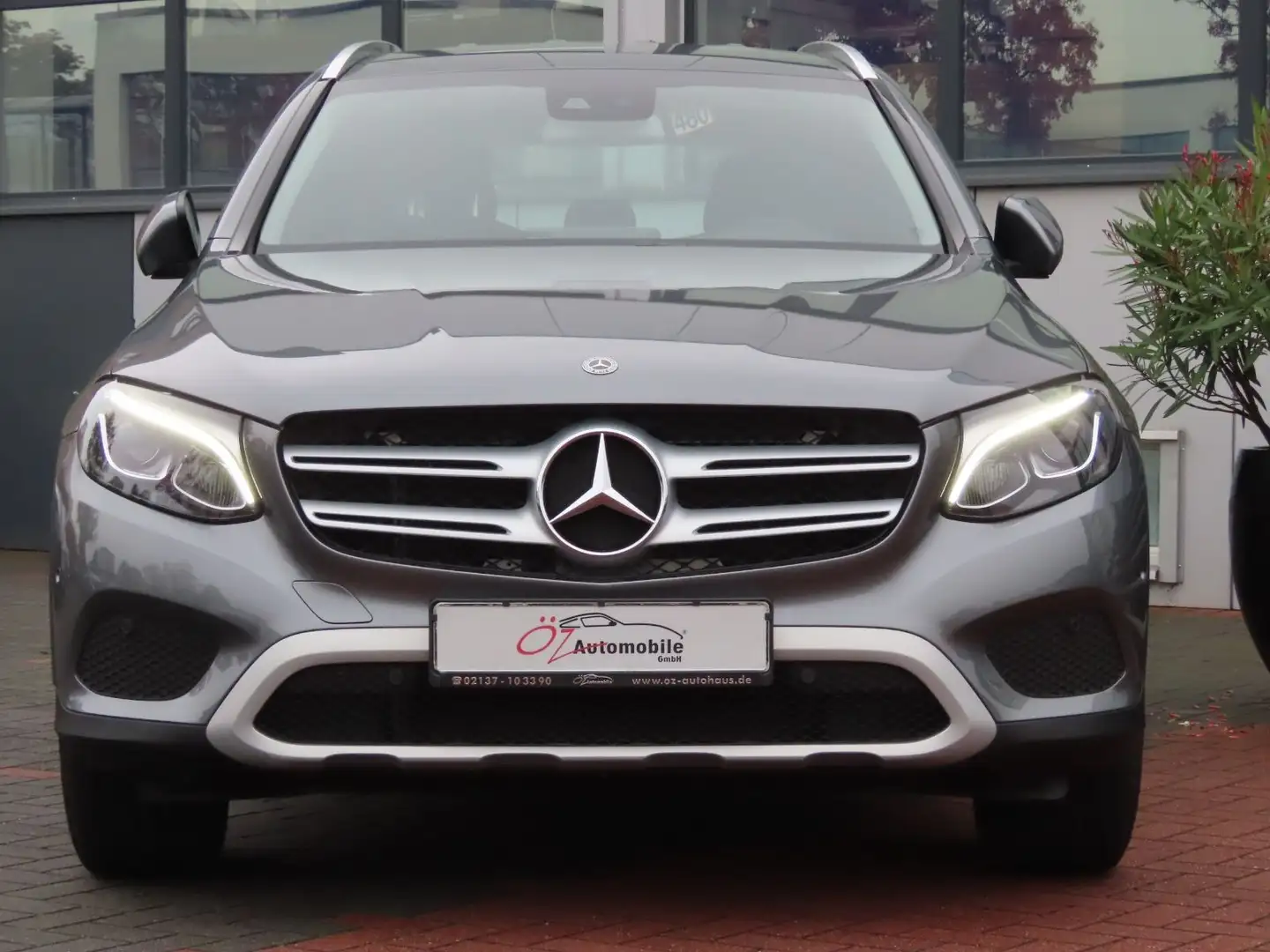 Mercedes-Benz GLC 250 4Matic  9G-TRONIC  1-HAND  27.189 Km Grau - 2