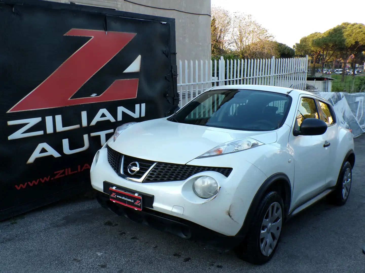 Nissan Juke 1.6 eco Gpl MARCIANTE MA MOTORE DA RIVEDERE Weiß - 1