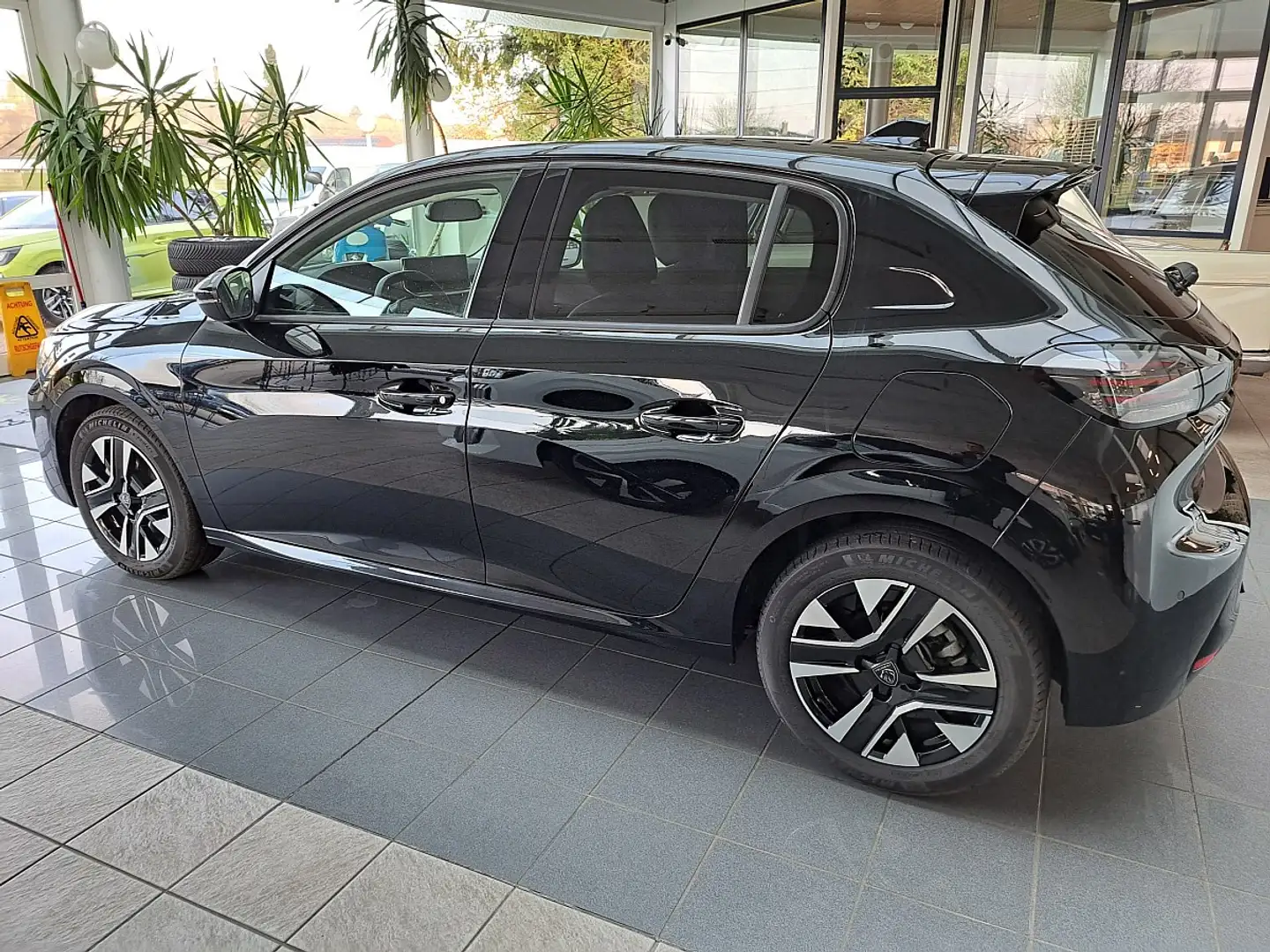 Peugeot 208 Hybrid 100 e-DCS6 Allure Schwarz - 2