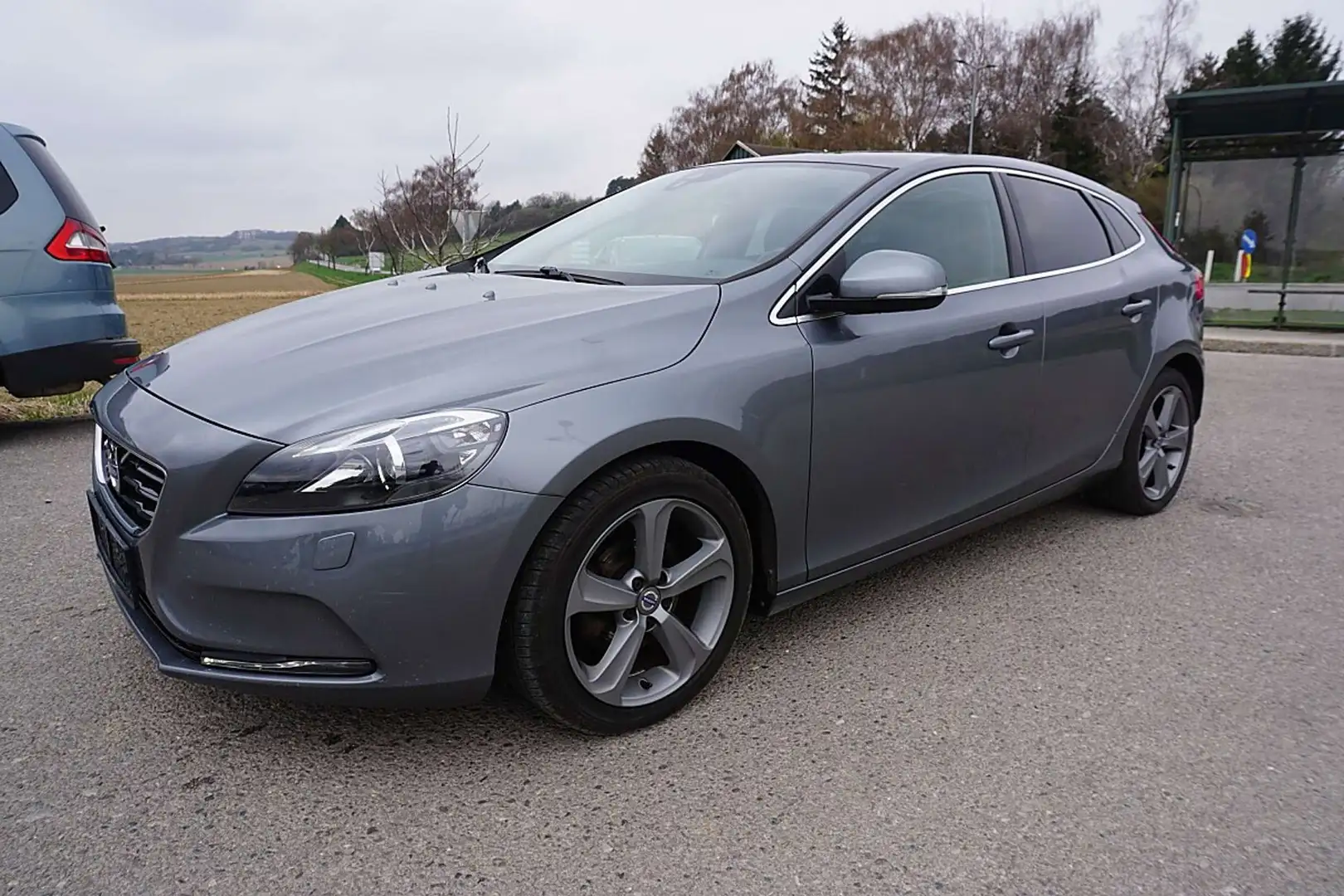 Volvo V40 D2 Momentum Grau - 2