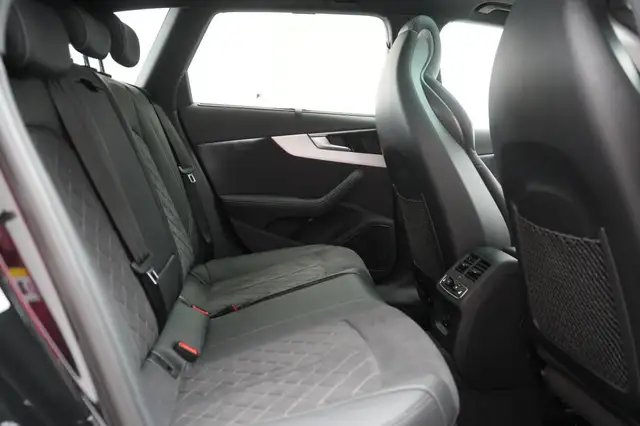 Audi S4 view 8