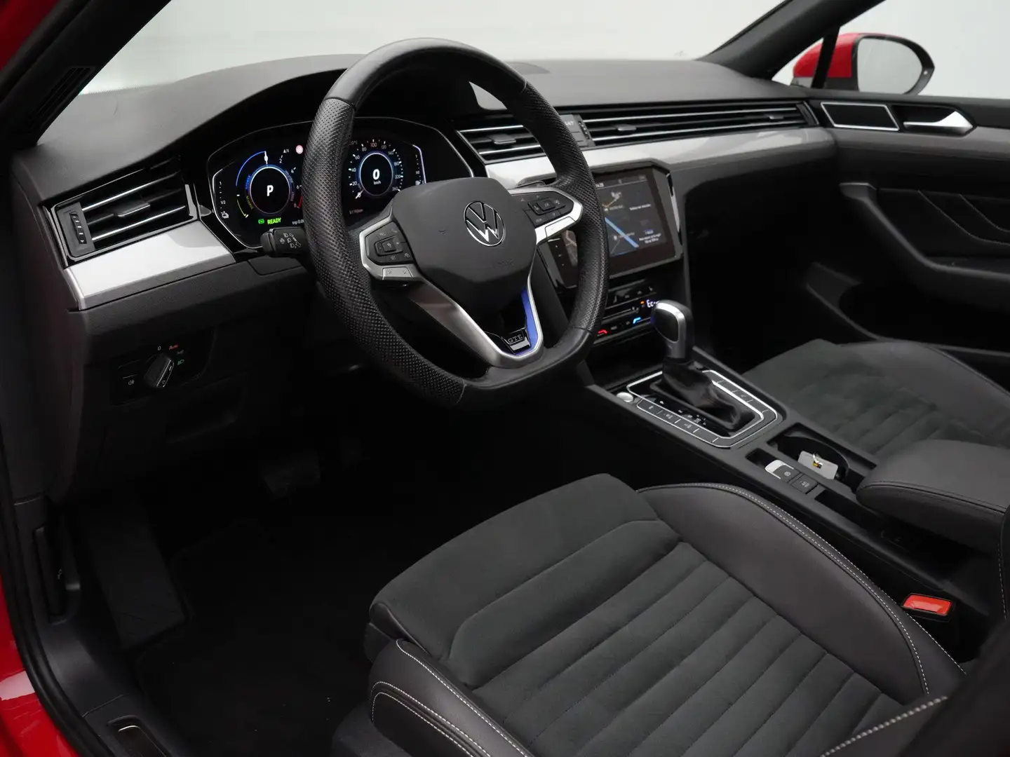 Volkswagen Passat Variant GTE 1.4 TSI 218 pk DSG PHEV Business | Panoramadak Rood - 2