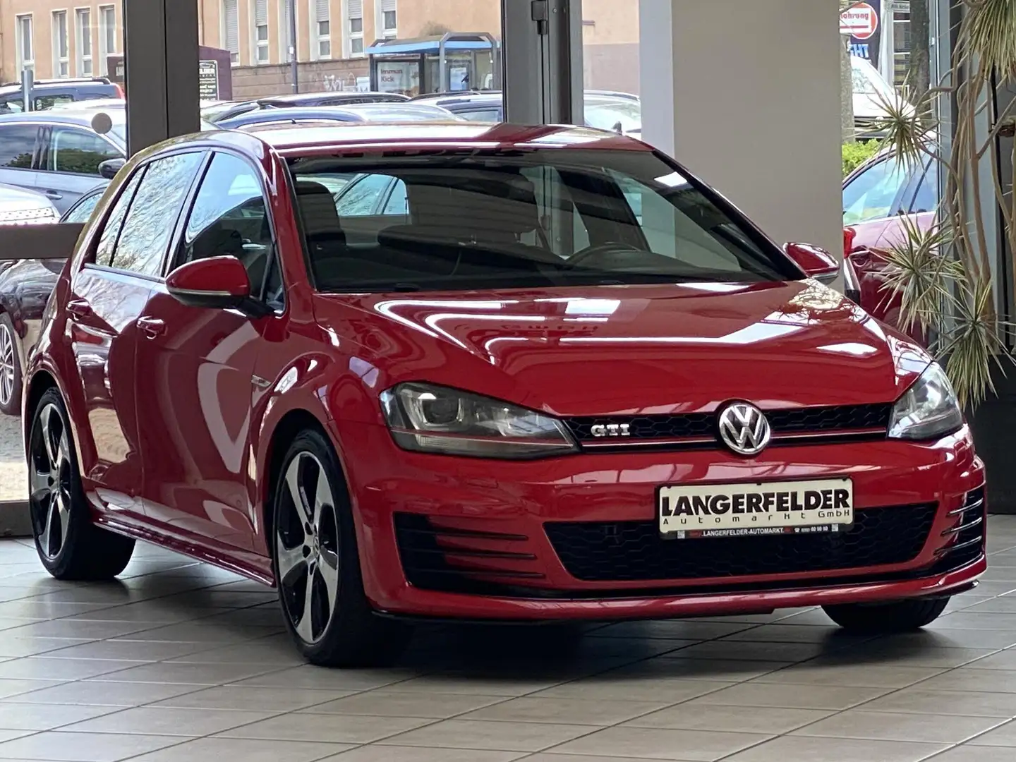 Volkswagen Golf Golf VII 2.0 GTI BMT*1.HAND*SPORT*TPM*PDC*BT*NAVi* Червоний - 1