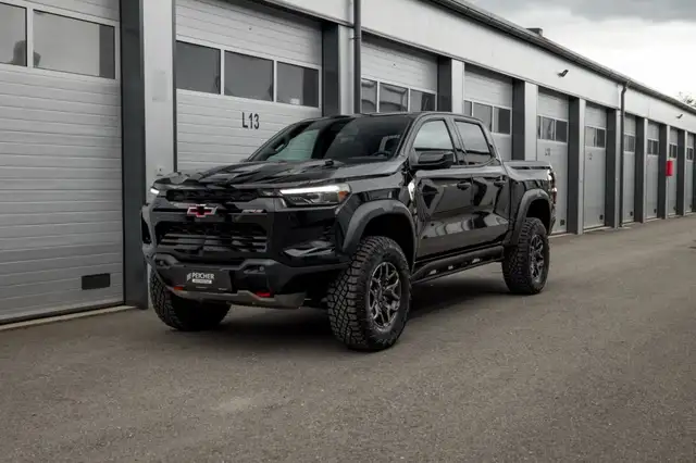 Chevrolet Colorado view 3