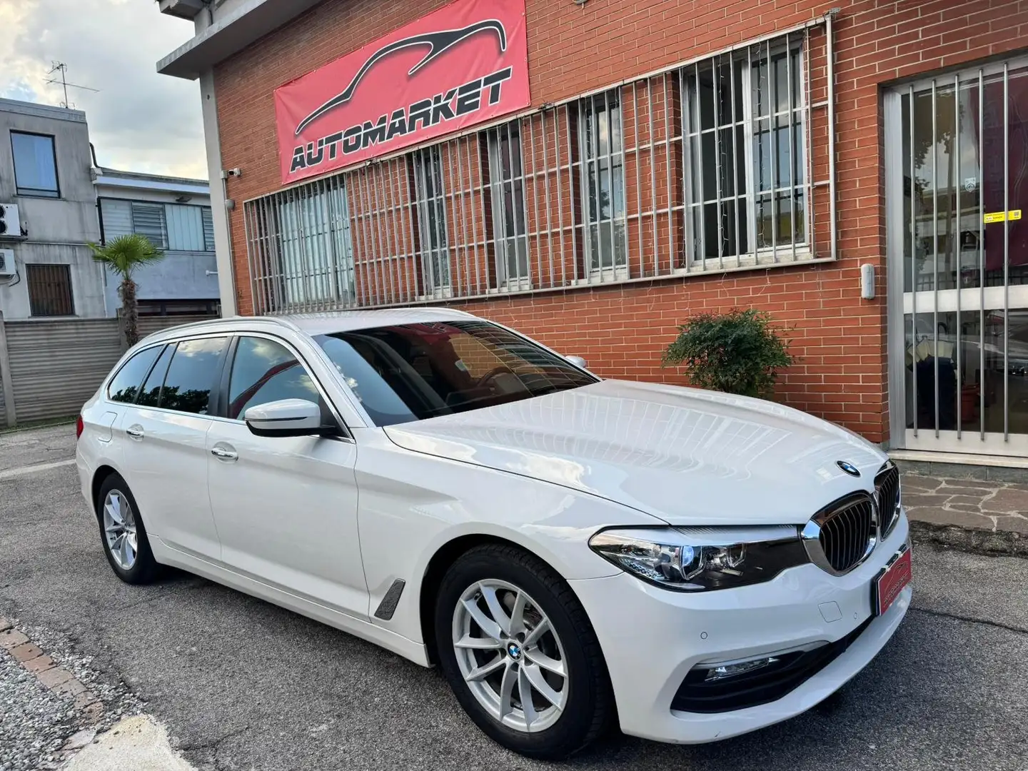 BMW 520 d 190cv Touring Luxury auto Weiß - 1