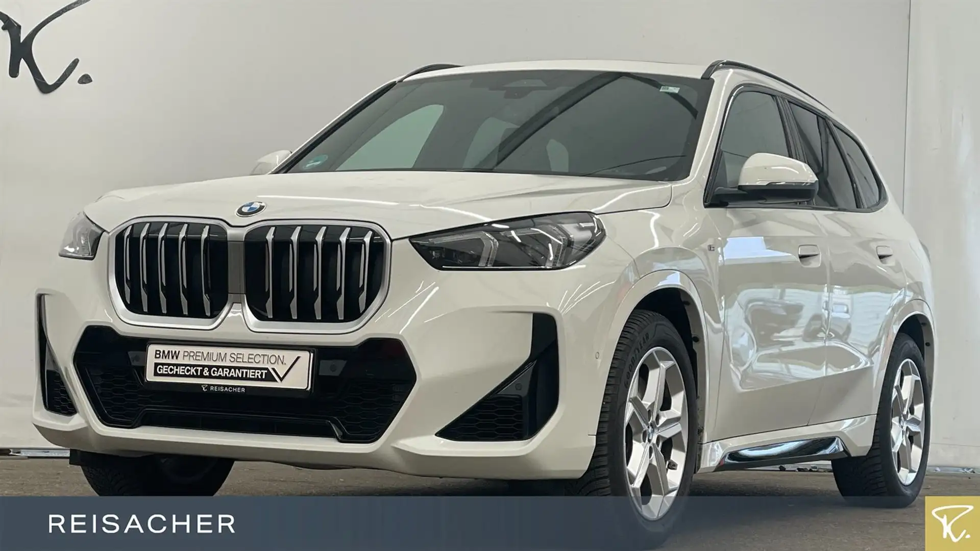 BMW X1 xDrive23i A M-Sport AHK ACC Pano PDC RFK H&K Weiß - 1