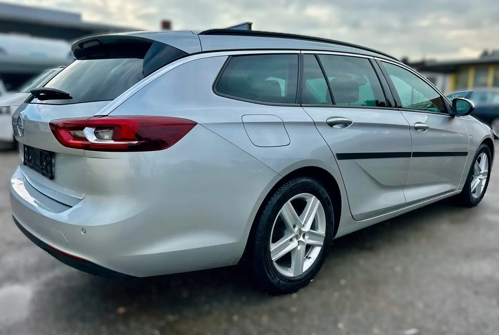Opel Insignia 2.0 CDTI Sports Tourer Edition srebrna - 2