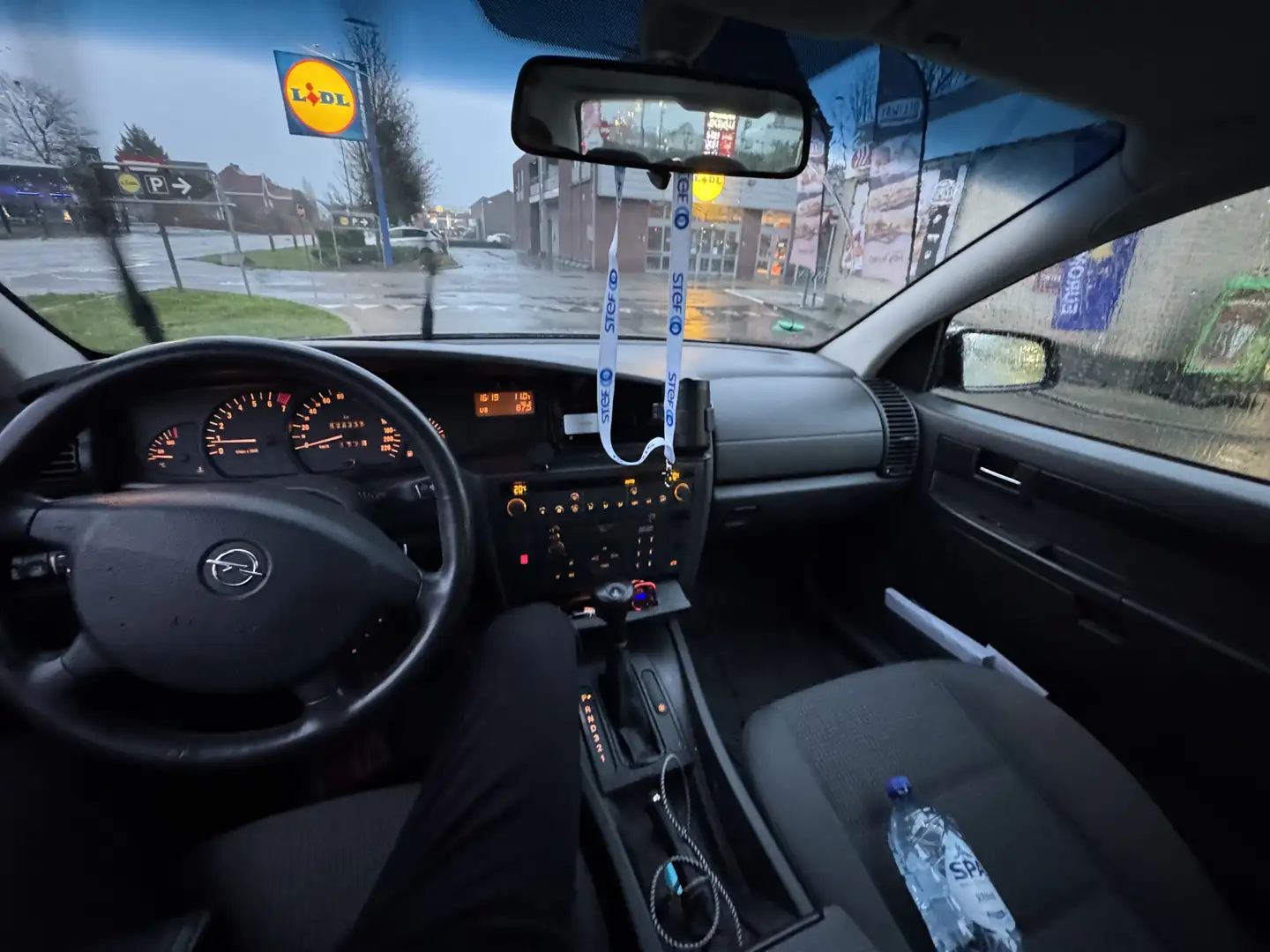 Opel Omega sedan 2.0 benzine Grijs - 2