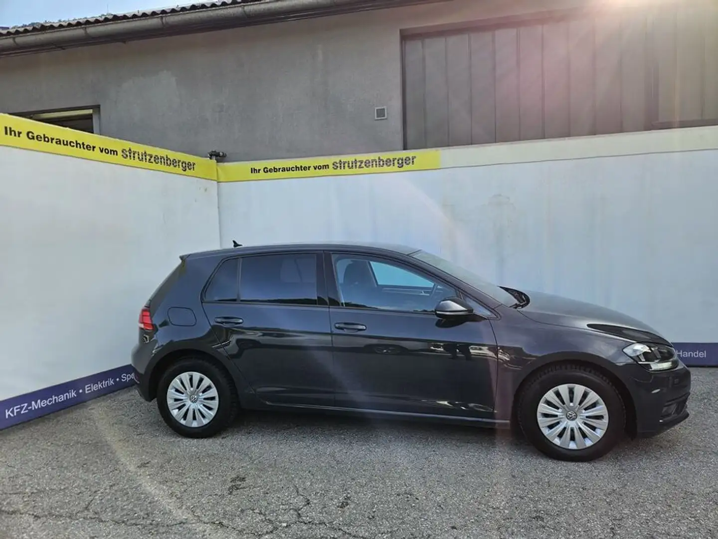 Volkswagen Golf VII 1,6 TDI 85KW Navi PDC Tempomat Grau - 1