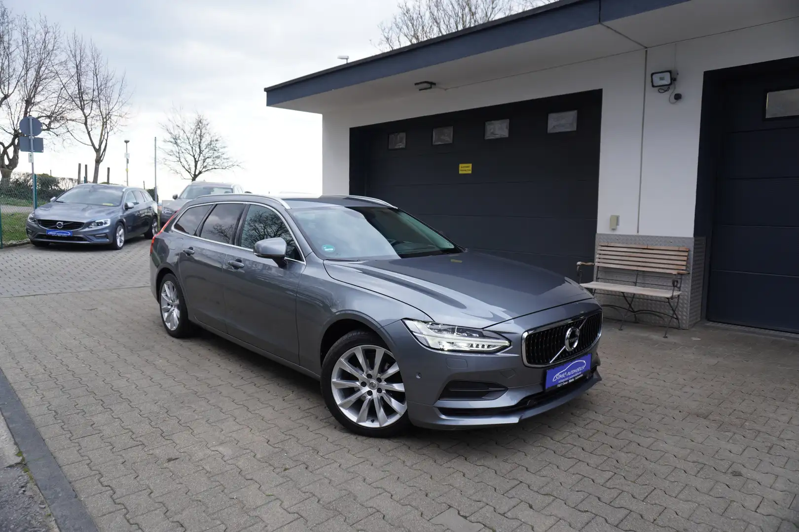 Volvo V90 Momentum D3 Aut. LEDER+NAVI+KAMERA+St-Hzg+ALU+AHK Grau - 1