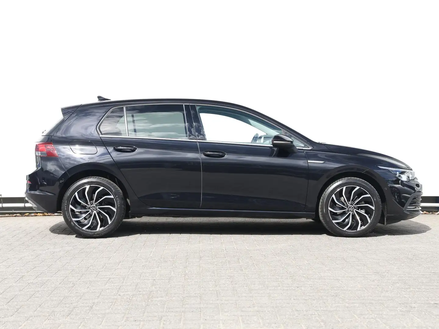 Volkswagen Golf 1.5 TSI Style 130pk | Navigatie | Memory stoel | C Zwart - 2