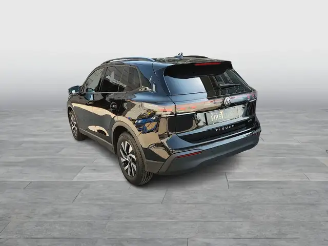 Volkswagen Tiguan view 4