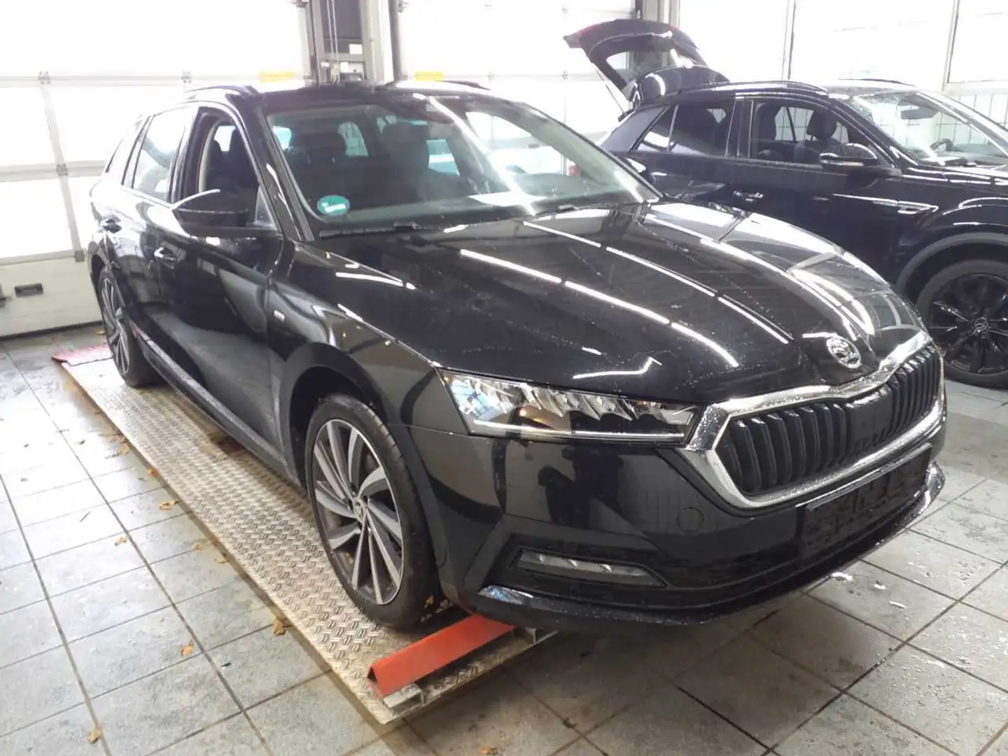 Skoda Octavia Combi 2.0 TDI DSG Tour*NAVI*18 ZOLL Schwarz - 2