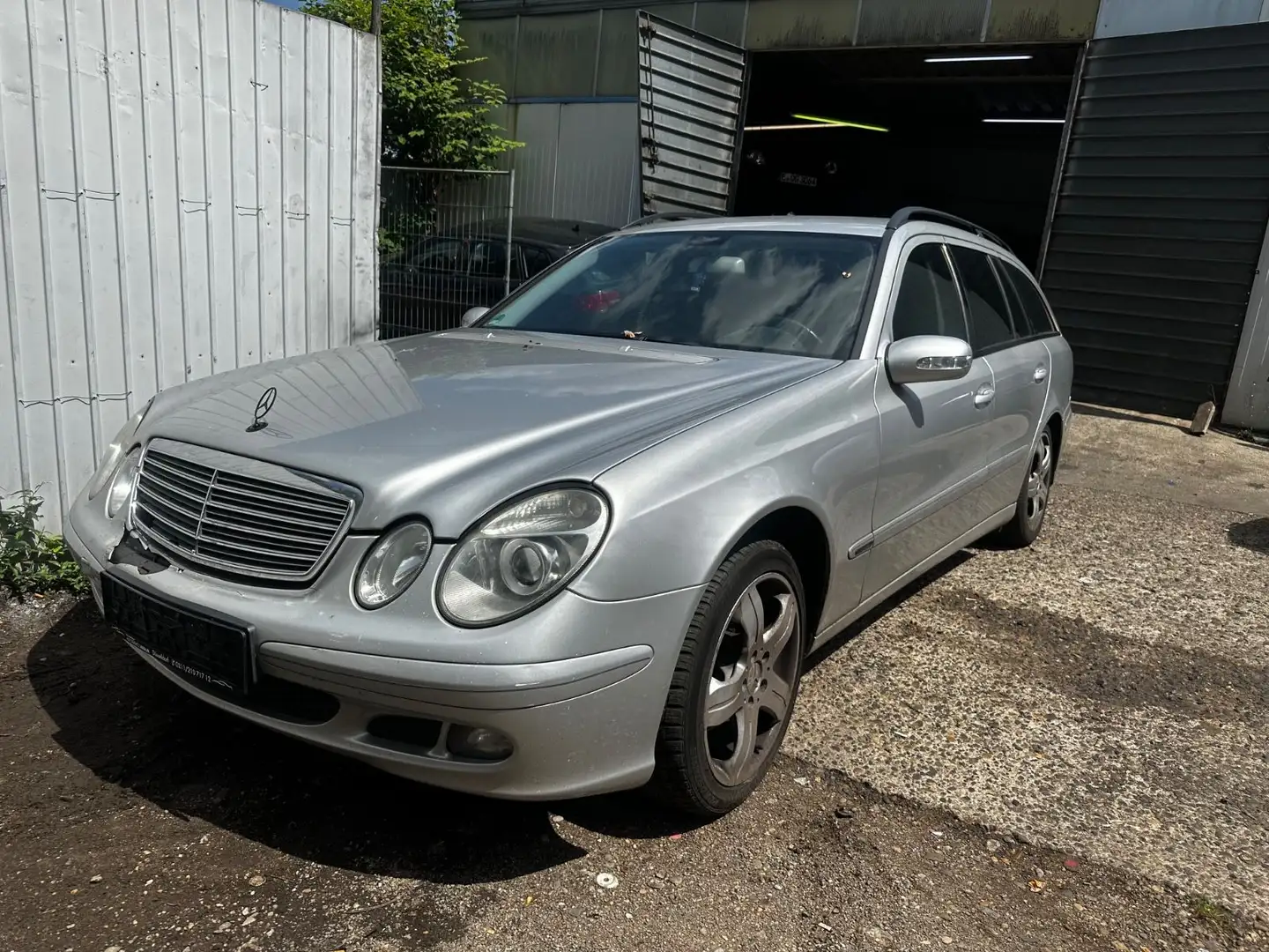 Mercedes-Benz E 220 E -Klasse T-Modell E 220 T CDI * AHK Argent - 1