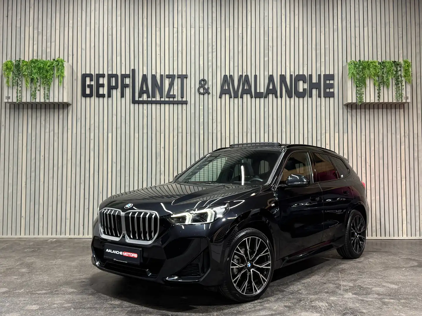 BMW X1 20d xDrive M-Sport Shadowline Adapt.LED AHK HUD PANO TOPVIEW PROF H&K 20'' Schwarz - 1
